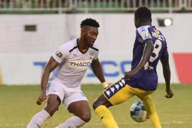 Hoàng Anh Gia Lai (áo trắng) làm khách trên sân của Hà Nội FC ở vòng 16. (Ảnh: Dư Toán/TTXVN)