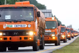 Xe chở lương thực viện trợ của Hàn Quốc tới Triều Tiên qua cửa khẩu ở Paju, phía bắc thủ đô Seoul của Hàn Quốc ngày 26/7/2005. (Ảnh: AFP/TTXVN)