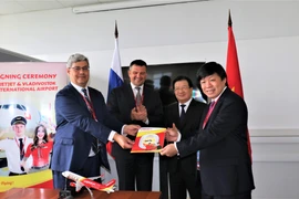 Văn kiện được ký kết với sự chứng kiến của Phó Thủ tướng Trịnh Đình Dũng và Phó Thủ tướng Nga Maxim Akimov. (Ảnh: Dương Trí/Vietnam+)
