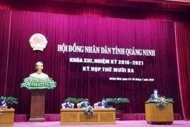Máy tính bảng được dùng thay giấy tờ tại cuộc họp HĐND tỉnh Quảng Ninh