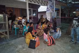 Người dân chạy ra khỏi nhà do lo ngại những dư chấn sau trận động đất ở Maluku, Indonesia ngày 14/7. (Ảnh: AFP/TTXVN)