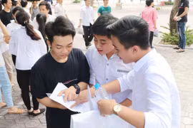 Các thi sinh ở điểm thi trường THPT chuyên Đại học Vinh (Nghệ An). (Ảnh: Nguyễn Oanh/TTXVN)