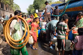 Người dân chờ lấy nước trong thời tiết nắng nóng tại khu vực Sanjay, New Delhi, Ấn Độ. (Ảnh: AFP/ TTXVN)