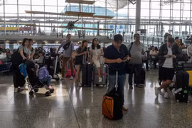 Hành khách tại sân bay quốc tế Hong Kong, Trung Quốc, ngày 13/8/2019. (Nguồn: AFP/TTXVN)