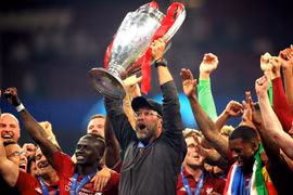 Klopp lần đầu đăng quang cùng Liverpool.