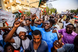 Người biểu tình tập trung tại Khartoum, Sudan. (Ảnh: AFP/ TTXVN)