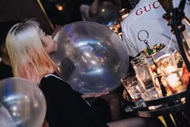 'Bóng cười' được mua bán và sử dụng rầm rộ tại các chuỗi cửa hàng của 'Bar Ball.' (Ảnh: CTV/Vietnam+)
