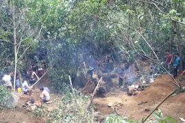 Khu vực núi đá (bãi Bưởi), xã Liễu Đô, huyện Lục Yên có hàng trăm người dân rầm rộ lên khai thác đá quý. (Ảnh: Tuấn Anh/TTXVN)