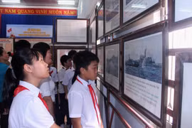 Học sinh tham quan triển lãm. (Ảnh: Hồng Hiếu- TTXVN)