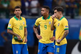 Firmino, Jesus và Coutinho thay nhau làm tung lưới Venezuela nhưng các bàn thắng đều không được công nhận. (Nguồn: AP)