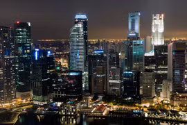 Quang cảnh buổi tối tại công viên Merlion ở Singapore. (Ảnh: AFP/TTXVN)