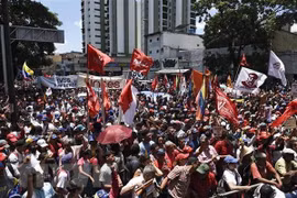 Người dân tuần hành ủng hộ Tổng thống Venezuela Nicolas Maduro tại thủ đô Caracas ngày 6/4. (Nguồn: AFP/TTXVN)