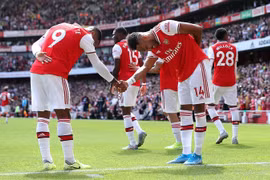 acazette và Aubameyang cùng ghi bàn, giúp Arsenal đánh bại Burnley 2-1.
