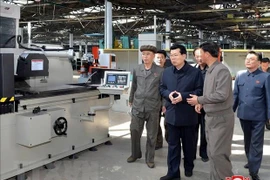 Thủ tướng Triều Tiên Kim Jae-ryong (thứ 2, phải, hàng đầu) thị sát một nhà máy ở thành phố cảng Nampo hôm 29/4. (Ảnh: Yonhap/TTXVN)