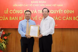 Đồng chí Nguyễn Thanh Bình, Ủy viên Trung ương Đảng, Phó Trưởng ban Thường trực Ban Tổ chức Trung ương trao Quyết định của Ban Bí thư cho đồng chí Bạch Ngọc Chiến. (Ảnh: Văn Điệp/TTXVN)