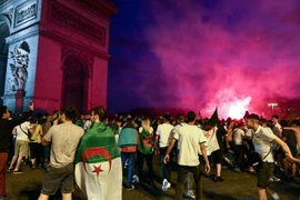 Người hâm mộ Algeria đổ ra đường ăn mực sau chiến thắng. (Nguồn: Getty Images)