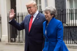 Tổng thống Mỹ Donald Trump (trái) và Thủ tướng Anh Theresa May trong cuộc gặp tại London ngày 4/6. (Ảnh: THX/TTXVN)