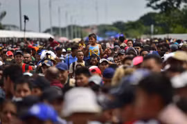 Người di cư trong hành trình tới Mỹ tại cây cầu biên giới Guatemala-Mexico. (Ảnh: AFP/ TTXVN)