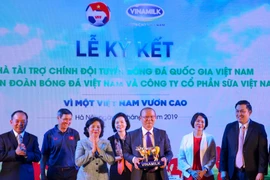 Lễ ký kết giữa Công ty cổ phần Sữa Việt Nam (Vinamilk) và Liên đoàn bóng đá Việt Nam (VFF) đã diễn ra chiều 2-7 tại Hà Nội.