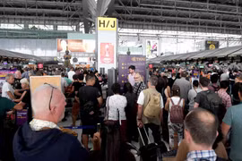 Hành khách tại sân bay quốc tế Suvarnabhumi, Bangkok, Thái Lan. (Ảnh: AFP/TTXVN)