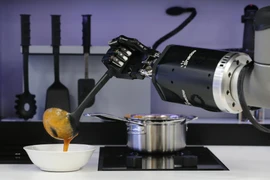 [Photo] Thích thú với món súp cua được làm từ đầu bếp robot 