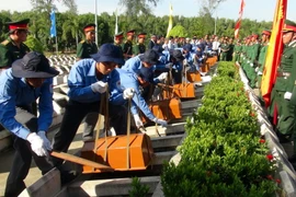 Quang cảnh lễ truy điệu và an táng hài cốt các liệt sỹ tại Nghĩa trang Liệt sỹ Tam Nông, Đồng Tháp. (Ảnh: Huỳnh Phúc Hậu/TTXVN)