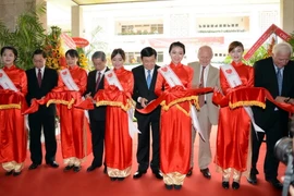 Chủ tịch nước Trương Tấn Sang và các đại biểu cắt băng khánh thành dự án. (Ảnh: Thanh Vũ/TTXVN)
