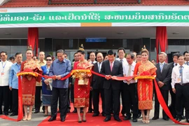 Chủ tịch nước Trương Tấn Sang và Tổng Bí thư, Chủ tịch nước Lào Chummaly Sayasone cắt băng khánh thành sân bay Quốc tế Attapeu. (Ảnh: Nguyễn Khang/TTXVN) 