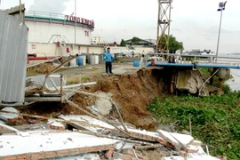 Khu vực ống dẫn bị ảnh hưởng nghiêm trọng do sạt lở. (Ảnh: Huỳnh Phúc Hậu/TTXVN)