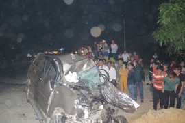 Quảng Bình: Xe 7 chỗ đấu đầu xe tải, hai người chết tại chỗ