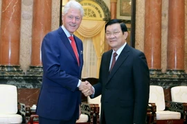 Chủ tịch nước Trương Tấn Sang tiếp Cựu Tổng thống Hoa Kỳ Bill Clinton 7/2015, tại phủ Chủ tịch.(Ảnh: Nguyễn Khang/TTXVN)
