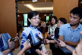 Phóng viên báo chí tác nghiệp tại Quốc hội. (Ảnh: Phương Hoa/TTXVN)