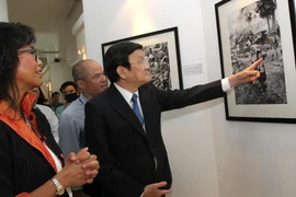 Chủ tịch nước Trương Tấn Sang đến thăm triển lãm ảnh "Việt Nam - Cuộc chiến tranh qua ảnh" của Hãng Thông tấn AP, Hoa Kỳ. (Ảnh: Nguyễn Khang/TTXVN)