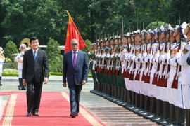 Chủ tịch nước Trương Tấn Sang và Tổng thống Md. Abdul Hamid duyệt Đội danh dự Quân đội Nhân dân Việt Nam. (Ảnh: Nguyễn Khang/TTXVN)