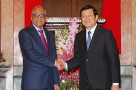 Chủ tịch nước Trương Tấn Sang đón Tổng thống Md. Abdul Hamid. (Ảnh: Nguyễn Khang/TTXVN)
