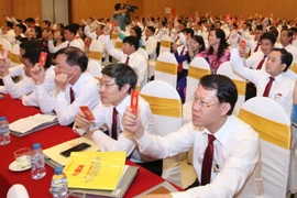 Biểu quyết lấy ý kiến tại một đại hội đảng bộ cơ sở. (Ảnh: Ngọc Hà/TTXVN)
