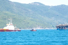 Tàu cứu hộ lai dắt một tàu cá bị nạn trên biển vào bờ. Ảnh mkinh họa. (Ảnh: Nguyên Lý/TTXVN)