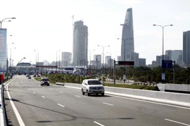 Các phương tiện lưu thông trên tuyến Đại lộ Đông Tây, Thành phố Hồ Chí Minh. (Ảnh: Hoàng Hải/TTXVN) 