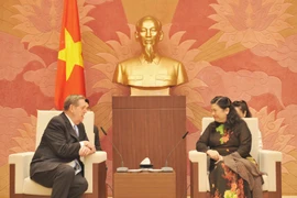 Phó Chủ tịch Quốc hội Tòng Thị Phóng tiếp Đoàn Giáo hội các Thánh hữu Ngày sau của Chúa Jesus Kito, do Vị Sứ đồ Giáo hội Jeffrey R.Holland làm Trưởng đoàn. (Ảnh: Phương Hoa/TTXVN)