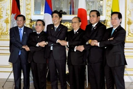Thủ tướng Nhật Bản Shinzo Abe (thứ ba từ trái sang) và 5 Trưởng đoàn các nước Mekong chụp ảnh chung. (Ảnh: Đức Tám/TTXVN)
