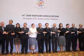 Các Bộ trưởng kinh tế ASEAN, Trung Quốc và Tổng thư ký ASEAN tại Hội nghị tham vấn AEM-MOFCOM lần thứ 14. (Ảnh: Dung-Giáp/Vietnam+)