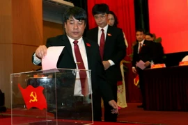 Bỏ phiếu bầu Ban Chấp hành Đảng bộ Tổng Công ty Điện lực thành phố Hà Nội nhiệm kỳ 2015-2020. (Ảnh: Ngọc Hà/TTXVN)