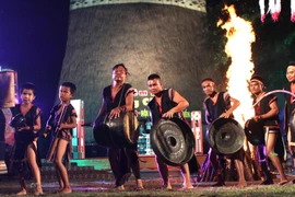 Mê hoặc, giàu xúc cảm trong đêm hội cồng chiêng Kon Tum 