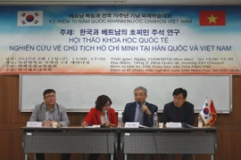 Các học giả trình bày tham luận tại hội thảo. (Ảnh: Phạm Duy/Vietnam+)