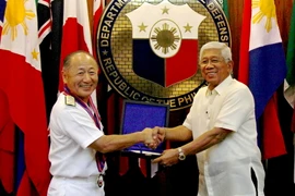 Bộ trưởng Quốc phòng Philippines Voltaire Gazmin (phải) gặp với Tổng Tham mưu trưởng Lực lượng phòng vệ Nhật Bản, Đô đốc Katsutoshi Kawano, ngày 12/8. (Nguồn: AFP/TTXVN)