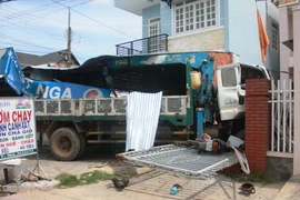 Ôtô bán tải mất lái đâm sập nhà dân làm 3 người bị thương