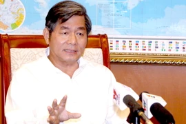 Bộ trưởng Bộ Kế hoạch và Đầu tư Bùi Quang Vinh trả lời phỏng vấn báo chí sau buổi họp chiều 25/6. (Ảnh: Phạm Hậu/TTXVN)