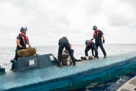 Lực lượng Bảo vệ bờ biển Mỹ tịch thu ma túy vận chuyển lậu trên một con tàu ngoài khơi nước này. (Nguồn: worldmaritimenews.com)