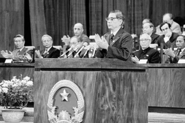 Tổng Bí thư Nguyễn Văn Linh đọc diễn văn bế mạc Đại hội Đảng lần thứ VI ngày 18/12/1986. (Ảnh: Minh Đạo/TTXVN)