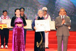 Phó Chủ tịch Quốc hội Nguyễn Thị Kim Ngân và Chủ tịch Tổng Liên đoàn Lao động Đặng Ngọc Tùng trao Bằng khen cho các tập thể và cá nhân được tôn vinh trong chương trình. (Ảnh: Phạm Kiên/TTXVN)